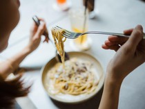 Jarang Disadari, 3 Kebiasaan Makan Seperti Ini Justru Buruk Bagi Lambung