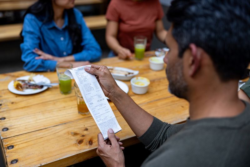 Ilustrasi pengunjung makan di restoran.