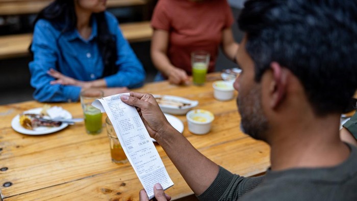 Ilustrasi pengunjung makan di restoran.