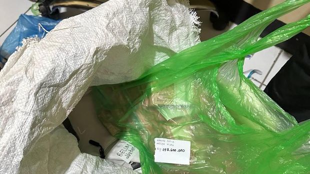 Karung berisi gepokan uang milik Bupati Sudewo dari hasil pemerasan