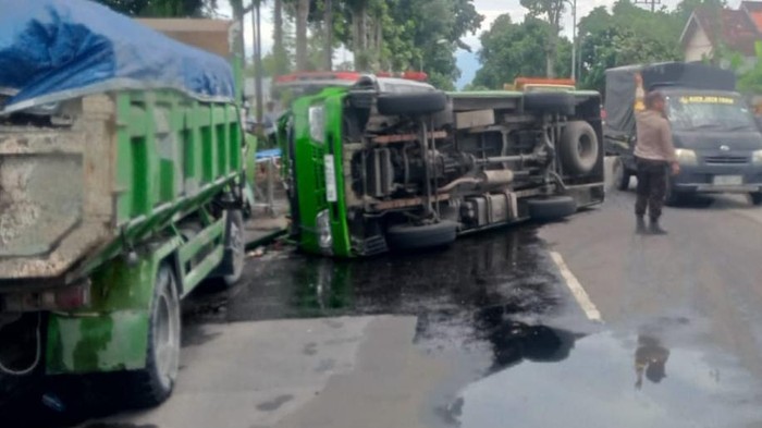 Elf Terguling dan Tabrak Truk di Tulungagung, 8 Luka