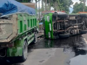 Elf Terguling dan Tabrak Truk di Tulungagung, 8 Luka