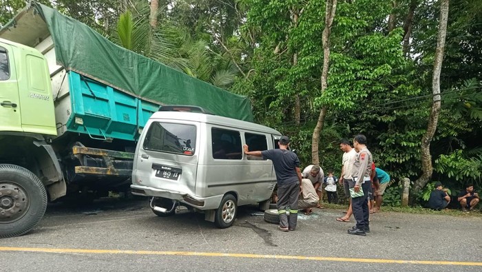 Tronton Muatan Batu Mundur Tabrak 4 Mobil di Jalan Banyumas-Buntu