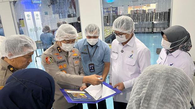 Kepala Badan Pengawas Obat dan Makanan (BPOM) Taruna Ikrar saat meninjau SPPG Polri di Cipinang, Jakarta Timur