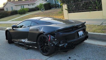 Tetangganya parkir mobil mahal di dekat taman. Sekarang kapok, kan? Foto: GTBoosted via Bored Panda