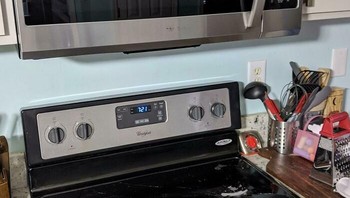 Masang microwave sendiri untuk hemat USD 150 biaya pemasangan. Yeay! Foto: zingusdingus via Bored Panda