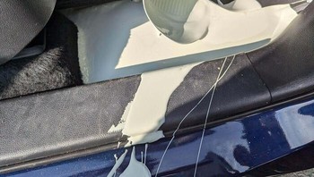 Baru beli mobil seminggu lalu, eh interiornya rusak karena tukang cat nggak tutup rapat kaleng cat ini. Foto: zalik9 via Bored Panda