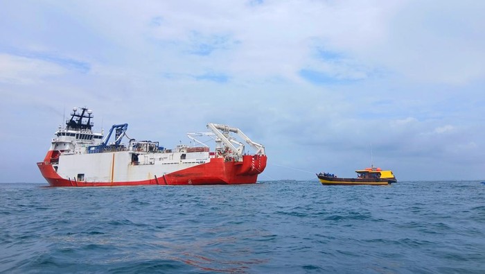 Ketrosden Triasmitra, perusahaan penyelenggara kabel laut, telah menggelar Sistem Komunikasi Kabel Laut (SKKL) Rising 8 dengan rute Jakarta-Singapura.