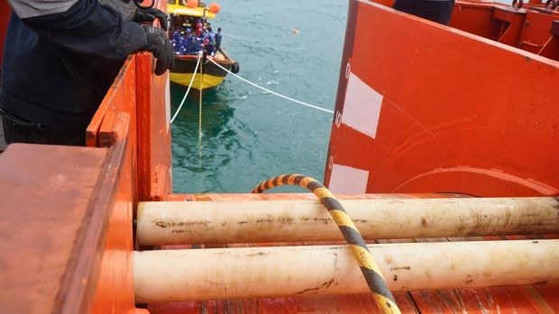 Ketrosden Triasmitra Ketrosden Triasmitra, perusahaan penyelenggara kabel laut, telah menggelar Sistem Komunikasi Kabel Laut (SKKL) Rising 8 dengan rute Jakarta-Singapura.