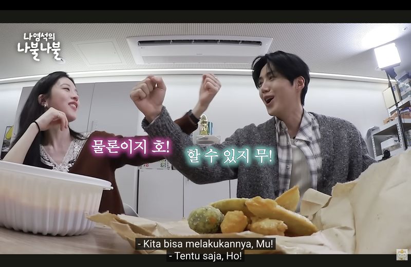 Kim Seon Ho dan Go Youn Jung memamerkan yel-yel yang mereka buat untuk menyemangati satu sama lain di lokasi syuting Can This Love Be Translated.