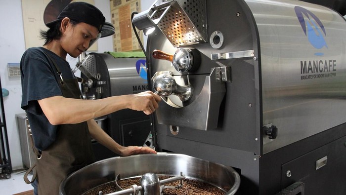 Pekerja menyangrai biji kopi di Rumah Kopi Mancafe, Medan, Sumatera Utara, Rabu (21/1/2026). Rumah Kopi Mancafe mampu mengekspor biji kopi yang dibelinya langsung dari petani di seluruh Indonesia sebanyak 38 ton setiap bulannya ke berbagai negara seperti Amerika, Korea, Kanada, Italia, Prancis dan Tiongkok. ANTARA FOTO/Yudi Manar
