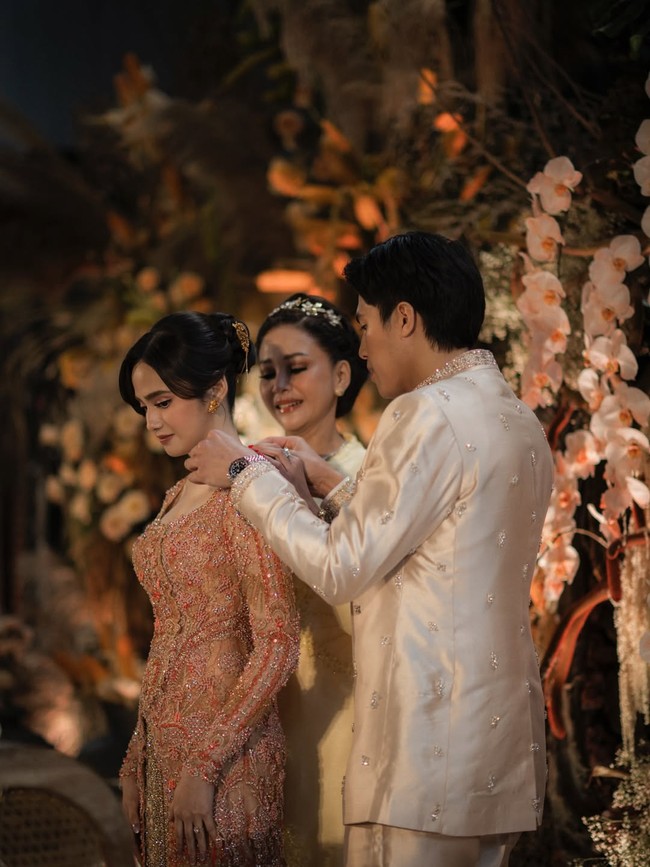 Dekorasi didominasi palet hangat seperti krem, beige, coklat muda, peach dan putih. Tema ini selaras dengan busana yang mereka kenakan, perpaduan beige dan terakota lembut. Foto: Seen by Sou