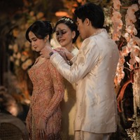 Dekorasi didominasi palet hangat seperti krem, beige, coklat muda, peach dan putih. Tema ini selaras dengan busana yang mereka kenakan, perpaduan beige dan terakota lembut. Foto: Seen by Sou