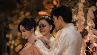 Kami sangat bersyukur bisa sampai di tahap ini. Semoga setiap proses ke depan diberi kemudahan dan keberkahan. Mohon doa restunya ya, tutur Syifa Hadju. Foto: Seen by Sou
