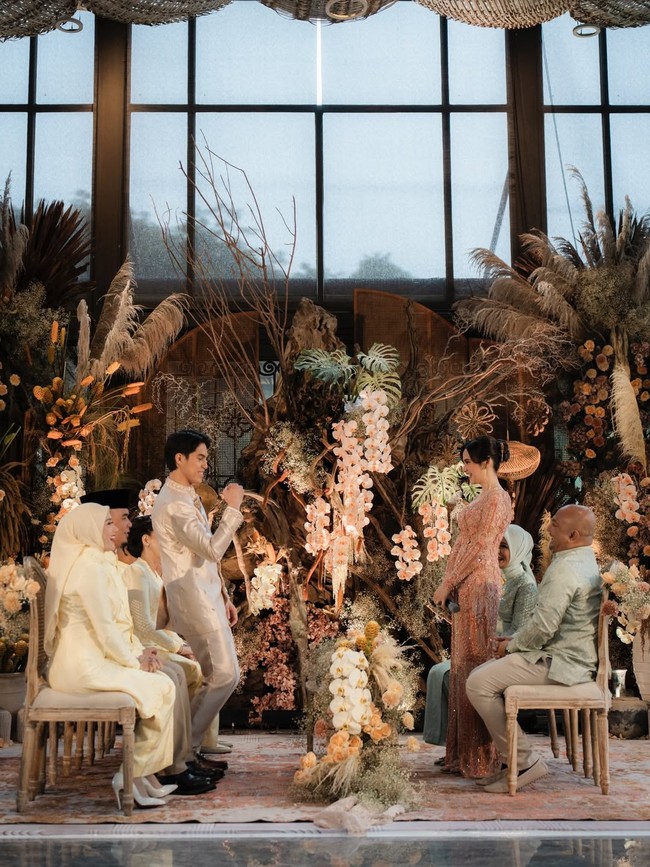 Lamaran digelar di area Melati Glass House yang dipercantik berbagai elemen alam dan suasana hijau lewat dekorasi yang mengombinasikan aneka flora dan dedaunan. Foto: Seen by Sou