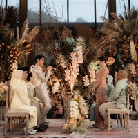 Lamaran digelar di area Melati Glass House yang dipercantik berbagai elemen alam dan suasana hijau lewat dekorasi yang mengombinasikan aneka flora dan dedaunan. Foto: Seen by Sou