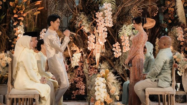 Dhani, Maia, Mulan dan Irwan Mussry Duduk Bersanding di Lamaran El Rumi-Syifa