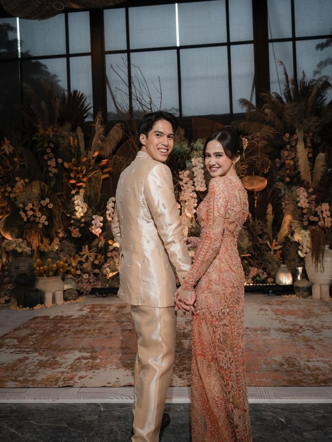 Pulasan makeup dari penata rias Rhay Hatta mempercantik wajah aktris 25 tahun ini. Makeup pun menyelaraskan tema besar lamaran, dengan nuansa hangat dari blush peach dan lipstik terakota. Foto: Seen by Sou