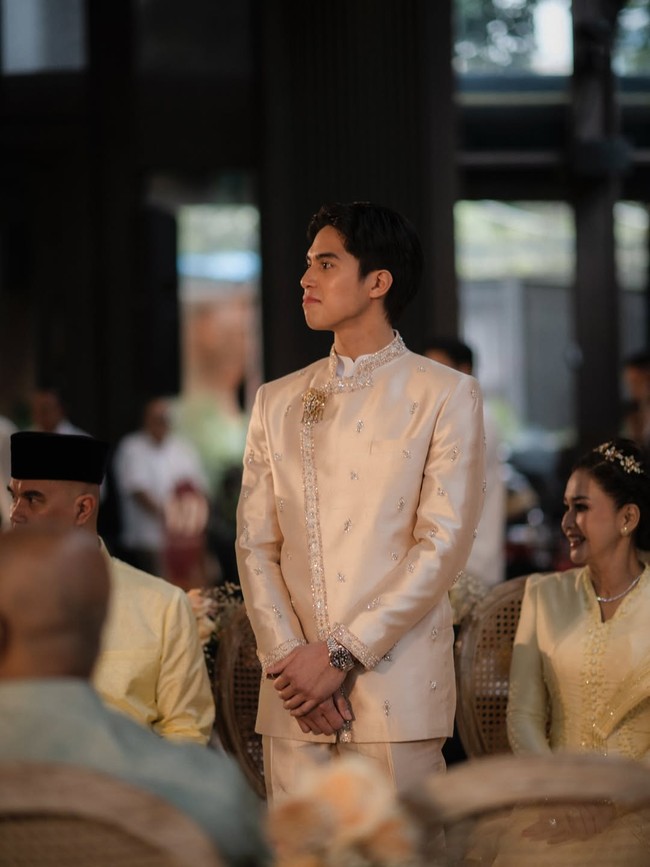 El Rumi mengenakan setelan beskap, juga dari koleksi Studio Boh. Beskap warna beige metalik dengan detail bordir serta kristal ini membuat penampilan putra kedua Ahmad Dhani dan Maia Estianty itu tampak menawan. Foto: Seen by Sou