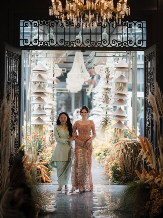Syifa Hadju tampil cantik dalam balutan kebaya perpaduan terakota, peach dan beige. Kebaya dari koleksi Studio BOH ini dipenuhi payet serta kristal yang memberi kesan mewah. Foto: Seen by Sou