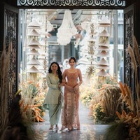 Syifa Hadju tampil cantik dalam balutan kebaya perpaduan terakota, peach dan beige. Kebaya dari koleksi Studio BOH ini dipenuhi payet serta kristal yang memberi kesan mewah. Foto: Seen by Sou