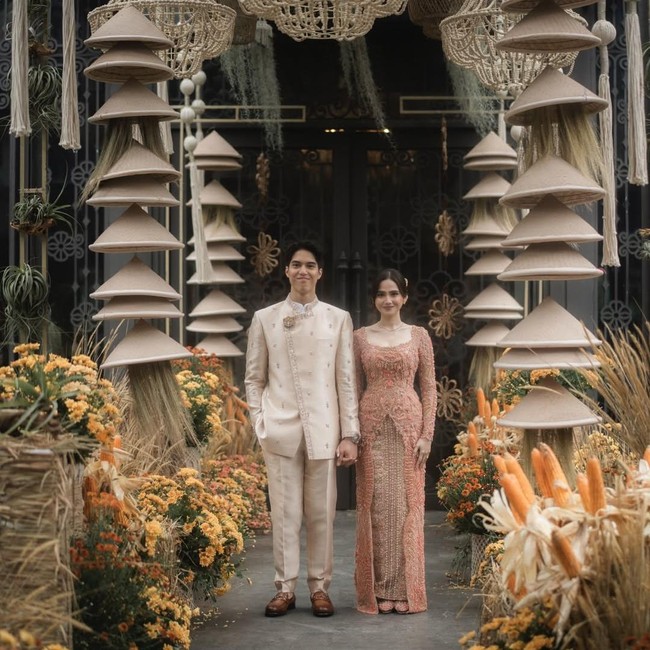 7 Potret Lamaran El Rumi dan Syifa Hadju, Kental Nuansa Romantis dan Hangat