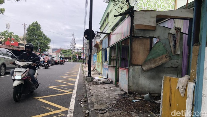 Lapak jasa permak jeans dan sol sepatu di sepanjang Jl Dr Sardjito direlokasi ke Pasar Terban, Kota Jogja. Foto diambi Rabu (21/1/2026)