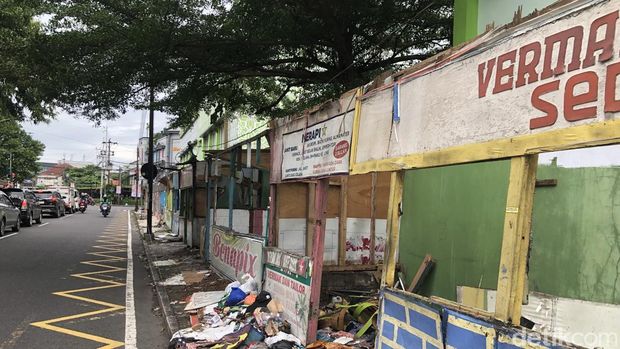 Lapak jasa permak jeans dan sol sepatu di sepanjang Jl Dr Sardjito direlokasi ke Pasar Terban Lapak jasa permak jeans dan sol sepatu di sepanjang Jl Dr Sardjito direlokasi ke Pasar Terban, Kota Jogja. Foto diambi Rabu (21/1/2026)