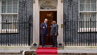 Prabowo Punya Bobby di RI tapi saat di Inggris Disambut Larry