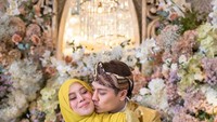 Dalam tasyakuran tersebut, Lesti dan Rizky Billar melakukan berbagai prosesi adat. Mulai dari 7 palita hingga brojolan. Foto: Instagram/@lestikejora