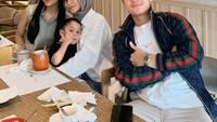 Terakhir ada momen Lesti dan Rizky Billar saat nongkrong bareng Lyodra. Terlihat Levian Billar juga tampak di sana.Foto: Instagram/@lestikejora