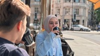 Saat liburan ke luar negeri, keduanya pun tak ketinggalan dengan momen ngopi. Lesti tampak asyik menyeruput kopi. Foto: Instagram/@lestikejora