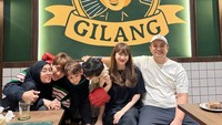 Ini momen Lesti dan Rizky Billar datang ke bisnis kafe Gilang Dirga sebagai bentuk dukungan kepada sesama teman. Foto: Instagram/@lestikejora