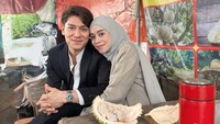 Potret romantis keduanya pun langsung mencuri perhatian. Apalagi momen-momen kulineran bersama, seperti saat mencicipi durian. Foto: Instagram/@lestikejora