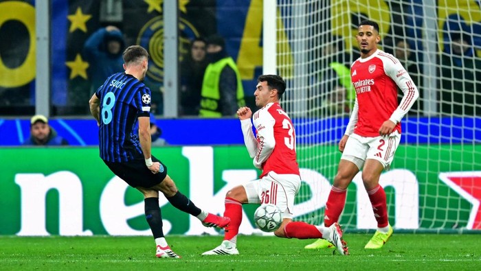 Soccer Football - UEFA Champions League - Inter Milan v Arsenal - San Siro, Milan, Italy - January 20, 2026 Inter Milans Petar Sucic scores their first goal REUTERS/Daniele Mascolo