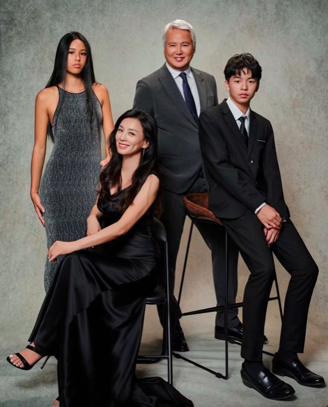 Dalam foto keluarga yang dibagikan ibunya, Lin Xi Tong disebut punya wajah unik yang ‘high fashion’. Foto: Xiaohongshu