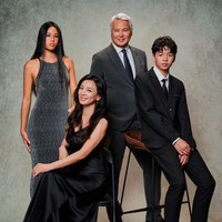 Dalam foto keluarga yang dibagikan ibunya, Lin Xi Tong disebut punya wajah unik yang ‘high fashion’. Foto: Xiaohongshu