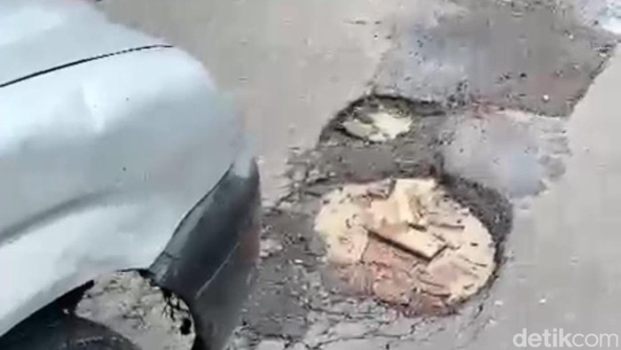 Lubang di Tengah Jalan AP Pettarani Makassar Rawan Picu Kecelakaan