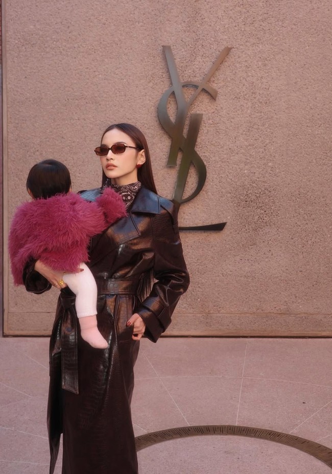 Mahalini membagikan foto kebersamaannya dengan putri kecilnya saat berada di Maroko. Di keterangan unggahan, Mahalini mengatakan bahwa itu adalah kali pertama putrinya melakukan penerbangan jarak jauh. Her first long flight, Selina in Morocco with ibu and papa, tulisnya. Foto: Instagram/@mahaliniraharja