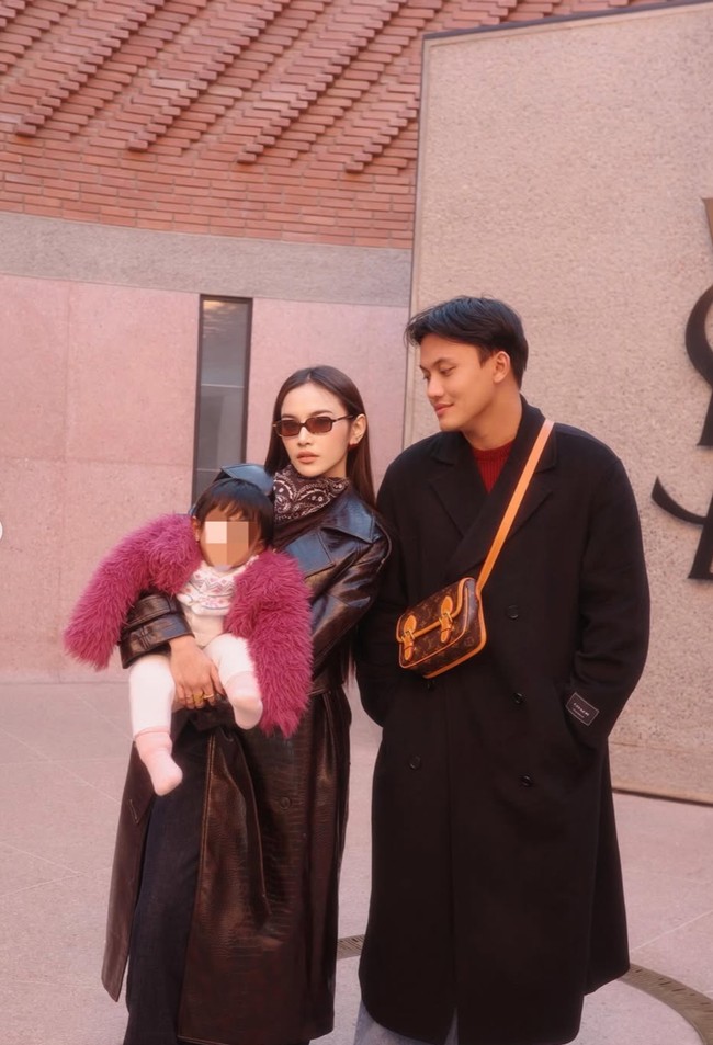 Pose bertiga bersama suaminya, Rizky Febian, wajah sang putri masih konsisten ditutupi. Meski demikian sang putri terlihat sudah tampil stylish seperti sang mama dengan mantel bulu ungunya. Foto: Instagram/@mahaliniraharja