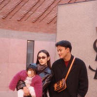 Pose bertiga bersama suaminya, Rizky Febian, wajah sang putri masih konsisten ditutupi. Meski demikian sang putri terlihat sudah tampil stylish seperti sang mama dengan mantel bulu ungunya. Foto: Instagram/@mahaliniraharja