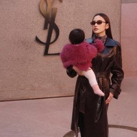 Mahalini tampil effortless chic dengan long coat kulit cokelat tua yang memberi kesan mewah sekaligus edgy. Potongan coat yang panjang dan berstruktur membuat penampilannya terlihat rapi dan fashionable. Foto: Instagram/@mahaliniraharja