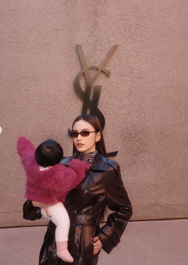 Meski sambil gendong anak, penampilan Mahalini tetap terlihat standout dengan gaya outfitnya yang selalu stylish. Foto: Instagram/@mahaliniraharja