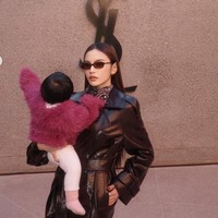 Gaya Mahalini saat Liburan di Maroko, Tetap Stylish Sambil Gendong Anak