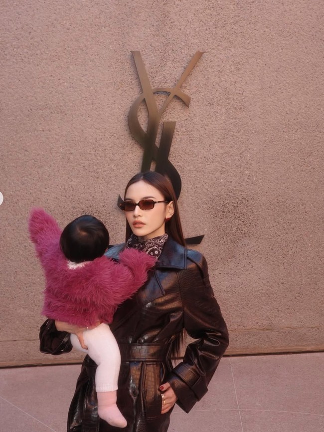 Gaya Mahalini saat Liburan di Maroko, Tetap Stylish Sambil Gendong Anak