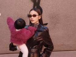 Gaya Mahalini saat Liburan di Maroko, Tetap Stylish Sambil Gendong Anak