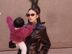 Gaya Mahalini saat Liburan di Maroko, Tetap Stylish Sambil Gendong Anak