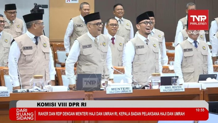 Rapat di DPR, Menhaj Kenalkan Seragam Baru Petugas Haji 2026