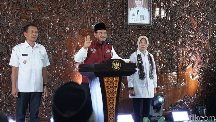 Mensos Saifullah Yusuf atau Gus Ipul menyosialisasikan tentang DTSEN kepada Kades di Bojonegoro.