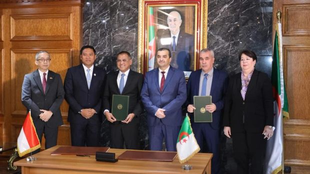 Pemerintah Republik Indonesia terus memperkuat langkah strategis untuk menjamin ketersediaan dan keterjangkauan pupuk nasional. Hal ini ditegaskan melalui penandatanganan Nota Kesepahaman (MoU) antara perusahaan tambang fosfat Aljazair Somiphos, anak usaha Grup Sonarem, dengan PT Pupuk Indonesia (Persero) yang berlangsung di Aljir, Aljazair, Selasa (20/1). (Dok: Mentan)